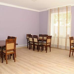 uma sala de jantar com mesa e cadeiras em ElVin em Quba