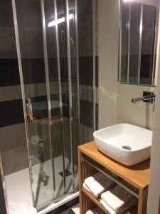 Koupelna v ubytování Hôtel Azur + 13 fotografií