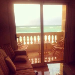 sala de estar con vistas al océano en Agami Apartment en Alexandría
