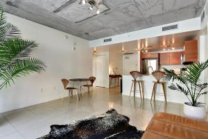 sala de estar con mesa y sillas y cocina en Miami Midtown Luxury Apartment, en Miami