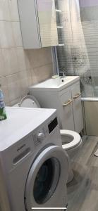 y baño con lavadora y aseo. en appartement lisieux calme très bien équipé, en Lisieux