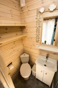 małą łazienkę z toaletą i umywalką w obiekcie Domki U Huberta Międzywodzie w mieście Międzywodzie