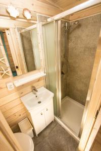 a bathroom with a shower and a sink at Domki U Huberta Międzywodzie in Międzywodzie