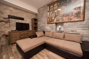 sala de estar con sofá y TV en Elena Rooms, en Split