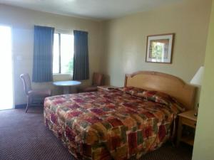 ein Hotelzimmer mit einem Bett und einem Tisch in der Unterkunft Mt. Gleason Motorlodge in Sunland