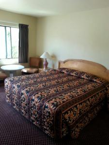 Tempat tidur dalam kamar di Mt. Gleason Motorlodge