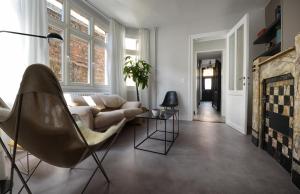 uma sala de estar com um sofá e uma cadeira em B&B Villa Chantecler em Bruges