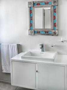 Koupelna v ubytování PERFECT 10 - 10 to 13 Sleeper Luxury Holiday Home Breakage Deposit of R2500 per Weekend Lease