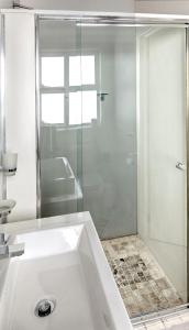 Koupelna v ubytování PERFECT 10 - 10 to 13 Sleeper Luxury Holiday Home Breakage Deposit of R2500 per Weekend Lease + 103 fotografií