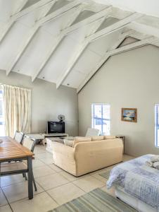 TV a/nebo společenská místnost v ubytování PERFECT 10 - 10 to 13 Sleeper Luxury Holiday Home Breakage Deposit of R2500 per Weekend Lease