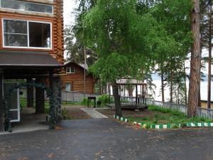 トゥルゴヤクにあるTurgoyak apartmentsの木とブランコのある家