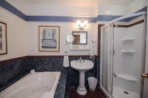 Um banheiro em Manoir Sherbrooke