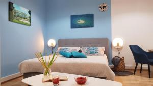 Кровать или кровати в номере Holiday home Blue door in Pula