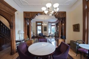 Uma área de estar em Manoir Sherbrooke