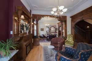 Uma área de estar em Manoir Sherbrooke