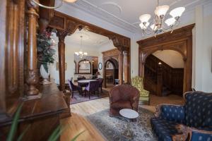 Uma área de estar em Manoir Sherbrooke