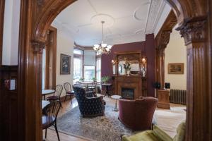Uma área de estar em Manoir Sherbrooke