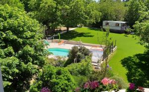 - une vue aérienne sur une grande cour avec une piscine dans l'établissement La Pouillyzotte, à Pouilly-sur-Loire