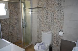 A bathroom at Vanessa Studios