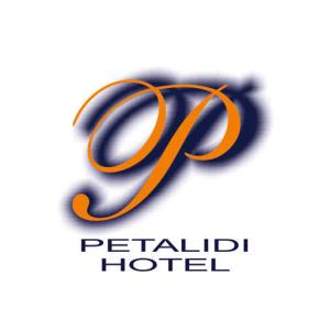 ein orangefarbenes und blaues Logo für ein Hotel in der Unterkunft Petalidi in Skala Mistegnon