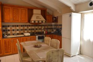 A kitchen or kitchenette at Vanessa Studios