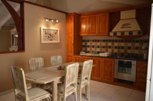 A kitchen or kitchenette at Vanessa Studios