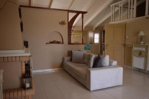 A seating area at Vanessa Studios