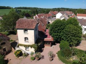 - une vue de tête sur une maison dans un village dans l'établissement La Pouillyzotte, à Pouilly-sur-Loire