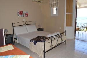 A bed or beds in a room at Vanessa Studios