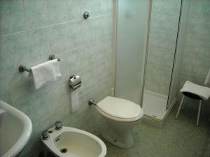 Bilik mandi di Hotel 2 Mari - Vieste