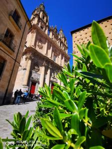 un edificio con una torre con un reloj. en Rua Suites Boutique, en Salamanca