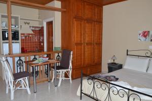 A kitchen or kitchenette at Vanessa Studios
