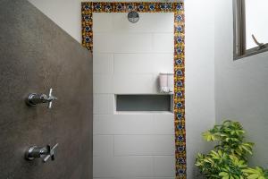 een douche met een spiegel in de badkamer bij JUUB New Beautiful Suite Nuevo Polanco (R2) in Mexico-Stad
