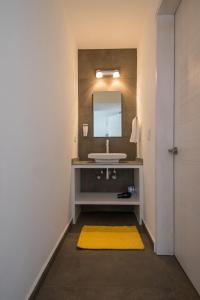 ein Bad mit einem Waschbecken und einem Spiegel in der Unterkunft JUUB In the Heart of New Polanco (R4) in Mexiko-Stadt