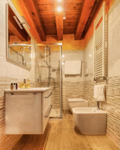 a bathroom with a sink and a toilet and a shower at Residence San Miguel 5 in Vicenza