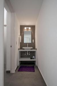 bagno con lavandino e specchio di JUUB New Boutique Apartment, Polanco District (R3) a Città del Messico