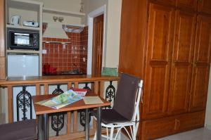 A kitchen or kitchenette at Vanessa Studios