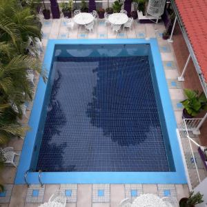 an overhead view of a blue swimming pool with tables at Hotel Michelle in San Andrés Tuxtla