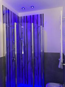 Un baño con ducha de cristal con inodoro. en LA FINESTRA SUL PORTO, en Palermo