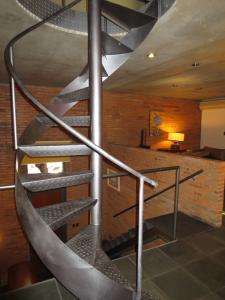 una escalera de caracol metálica en un edificio con una habitación en Loft La Morada, en Asunción