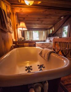 Kylpyhuone majoituspaikassa Nolichuckey Bluffs Bed & Breakfast Cabins