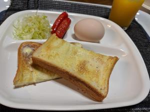 um prato branco com uma sanduíche, um ovo e uma salada em Hotel Xenia Mikumo (Adult Only) em Konan