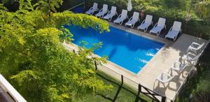 an overhead view of a swimming pool with chairs at Terra Magna in Mar de las Pampas