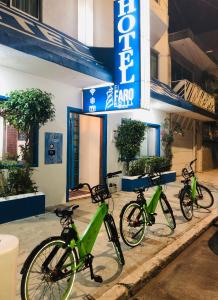 un grupo de bicicletas estacionadas fuera de una tienda en Hotel El Faro Malecon en Veracruz