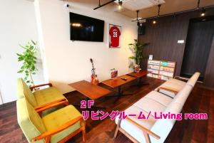 RED HELMET House & Sports Bar Hiroshimaにあるテレビまたはエンターテインメントセンター