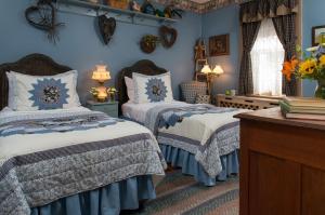 Postel nebo postele na pokoji v ubytování 1825 Inn Bed and Breakfast