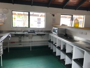 Η κουζίνα ή μικρή κουζίνα στο Smoke Lake Hot Springs Lodge & Camp +17 φωτογραφίες