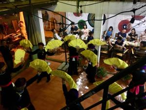 un gruppo di persone che tengono ombrelloni in una stanza di Bac Ha Boutique Homestay a Bắc Hà