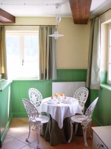 una sala da pranzo con tavolo e sedie di Quinz - Locanda Al Lago a Misurina