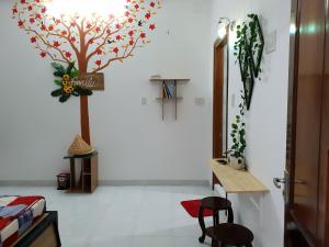 un pasillo con una habitación con un árbol en la pared en Lotus homestay en Tuy Hoa